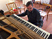 Сергей Филимонков настраивает рояль